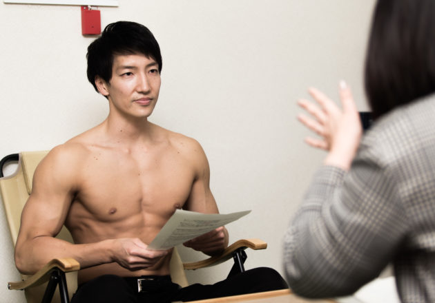 取材を受けるマッチョ/reference stock photo muscle@アスリートモデル　筋肉