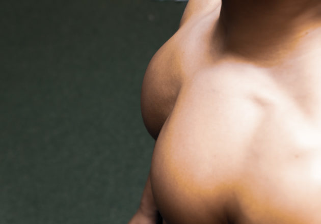 大胸筋を斜め上から見たマッチョ｜斜め上のアングルで胸の筋肉が見える男性のフリー写真｜muscular man's chest viewed from a high angle, stock photo