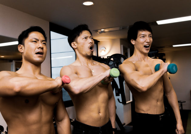 心臓をダンベルに捧げるマッチョreference stock photo muscle attack the titan@アスリートモデル　マッチョ