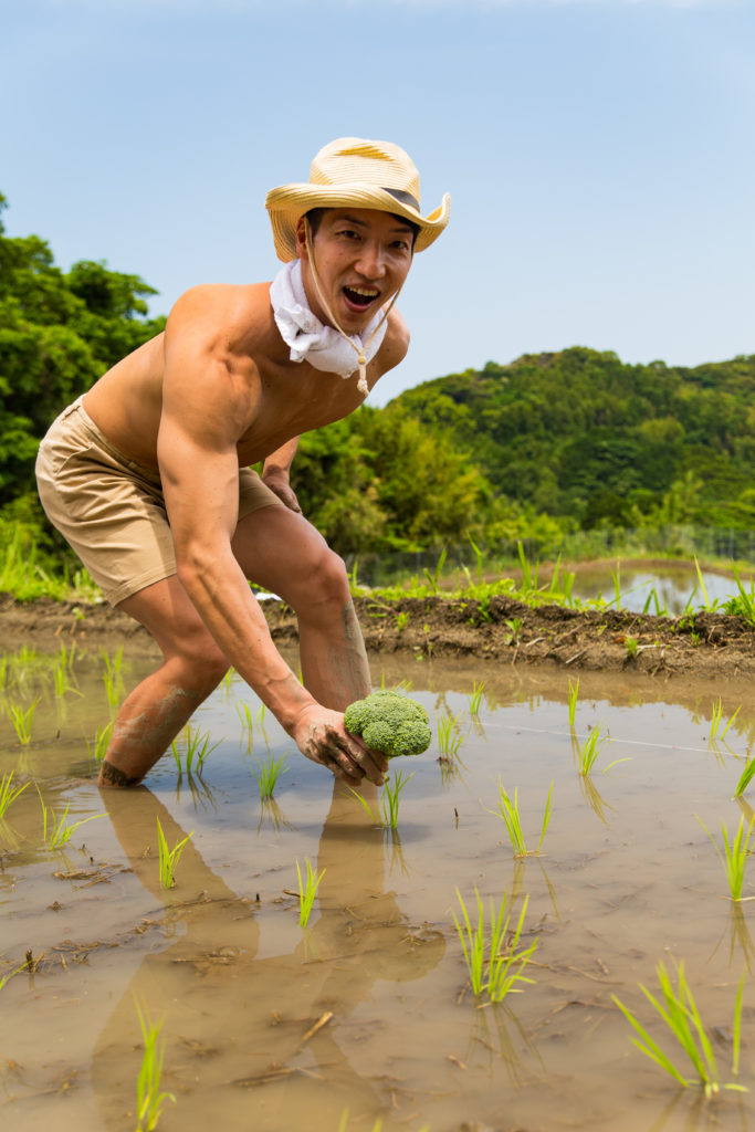 田んぼにブロッコリーを植えるマッチョ/reference photo muscle rice field@著作権フリー 画像 筋肉