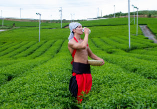 茶畑で抹茶プロテインを飲むマッチョ@フリー素材　筋肉