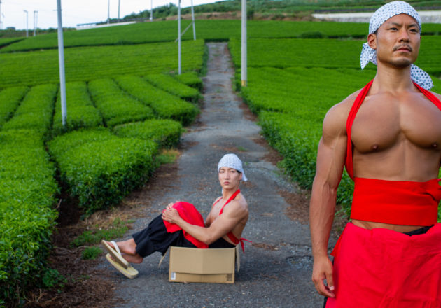 茶葉の覇権争い破れ捨てられるマッチョ/reference photo macho box@フリー素材　筋肉