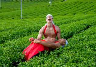 茶畑の中心で愛を叫ぶマッチョ/reference photo muscle tea plantation@フリー素材　筋肉