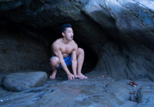 洞穴から出てきた野生のマッチョ@著作権フリー画像　筋肉