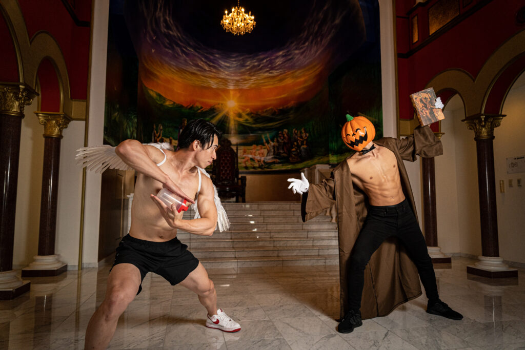 【ハロウィンのマッチョ】reference photo for drawing muscle/halloween macho対峙するマッチョ天使とマッチョカボチャ@フリー素材　筋肉
