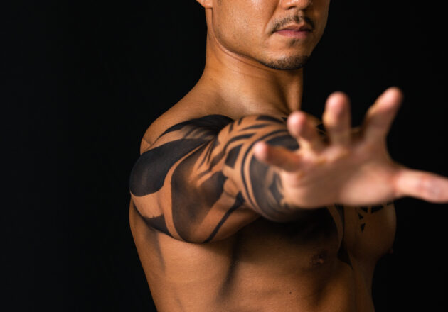 【アートなマッチョ】reference photo for drawing muscle/art of muscle body painting/闇を掴むマッチョ @筋肉　ボディペイント