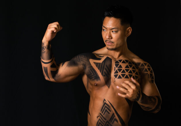 【アートなマッチョ】reference photo for drawing muscle/art of muscle body painting/攻撃を受けるマッチョ @筋肉　ボディペイント