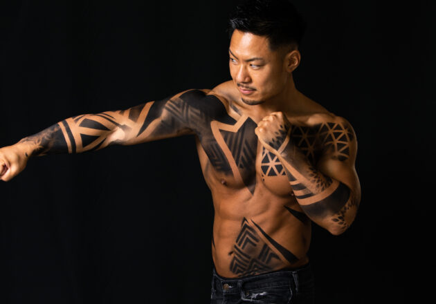 【アートなマッチョ】reference photo for drawing muscle/art of muscle body painting/一突きするマッチョ @筋肉　ボディペイント
