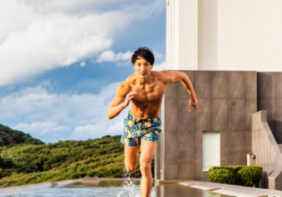 リゾートホテルの水辺を走るマッチョ@フリー素材　モデル　筋肉
