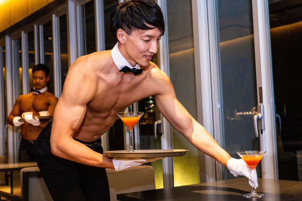 カクテルをサーブするレストランウェイターマッチョ@ストックフォト　モデル　筋肉