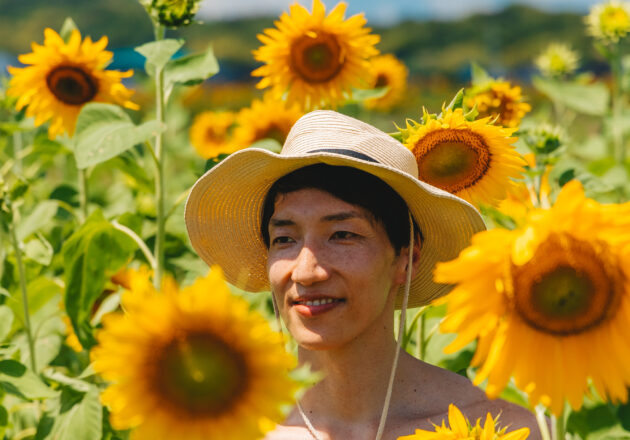ヒマワリまみれのマッチョ@stock photo muscle