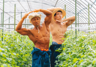 トマト農園でジョジョ立ちをきめるマッチョ@jojo pose muscle