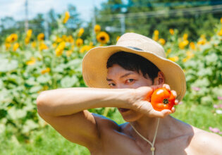 トマトでキメるマッチョ@農家　モデル