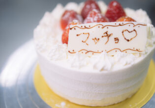 マッチョなショートケーキ＠フリー素材　誕生日ケーキ