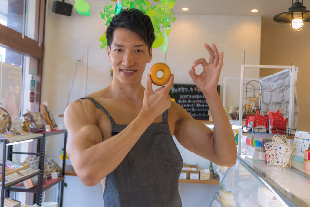 ドーナツは食べても筋トレすればゼロキロカロリーだと言うマッチョ@筋肉モデル　画像