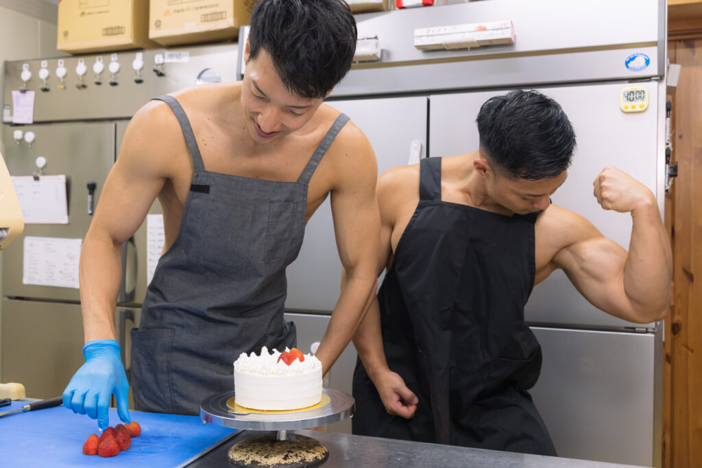 ケーキの仕上げ中に筋肉に気を取られるマッチョ@マッチョモデル　事務所