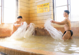 水遁の術を発動するマッチョ@ญี่ปุ่น น้ำพุร้อน japanese ninjya muscle stock photos