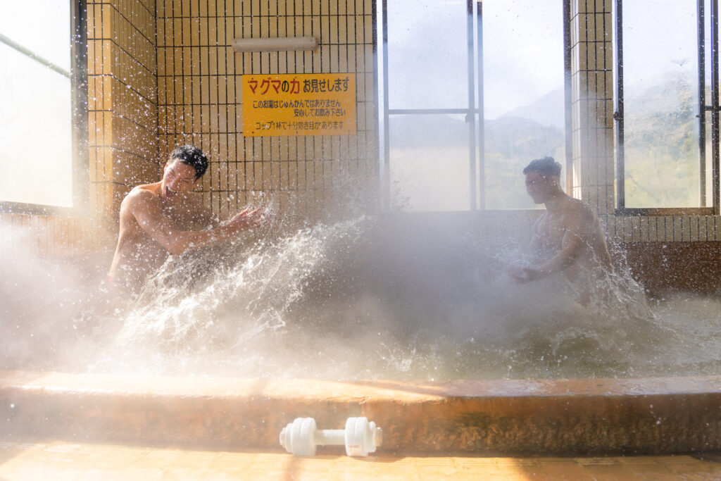 お湯掛け戦争 祭りするマッチョ@ญี่ปุ่น น้ำพุร้อน japanese yukake festival muscle stock photos