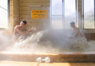 お湯掛け戦争 祭りするマッチョ@ญี่ปุ่น น้ำพุร้อน japanese yukake festival muscle stock photos