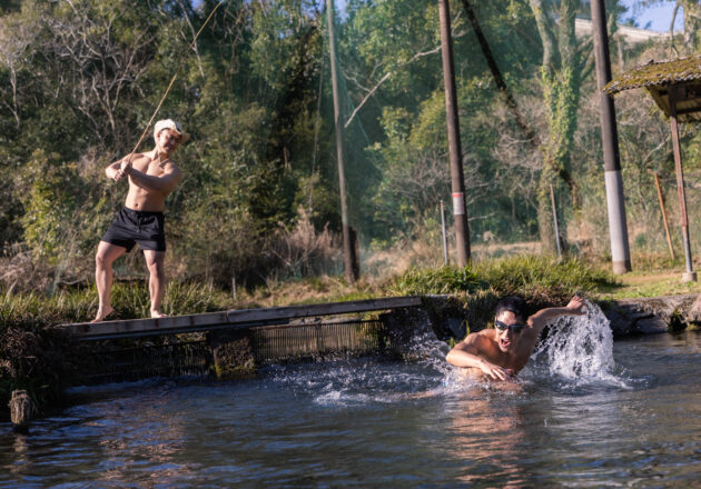 釣り上げられまいと抵抗するマッチョ＠fisshing muscle stock photos ญี่ปุ่น　น้ำพุร้อน