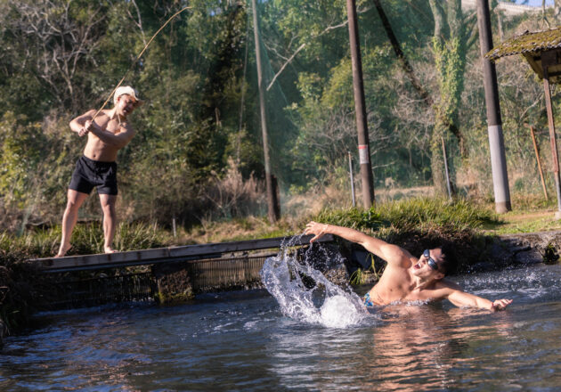 釣り上げられまいと抵抗するマッチョ＠fisshing muscle stock photos