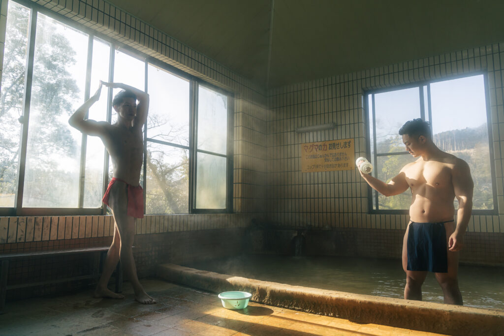 温泉の朝風呂でジョジョ立ちをキメるマッチョ@jojo pose onsen ryokan