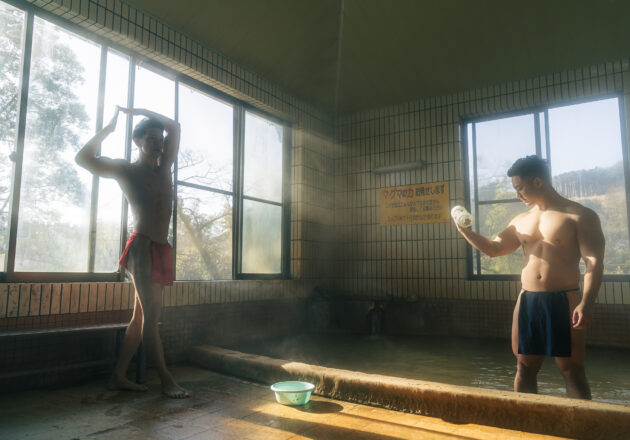 温泉の朝風呂でジョジョ立ちをキメるマッチョ@jojo pose onsen ryokan