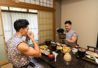 客室でゆっくり朝食を頂くマッチョ@宮崎観光PR　筋肉