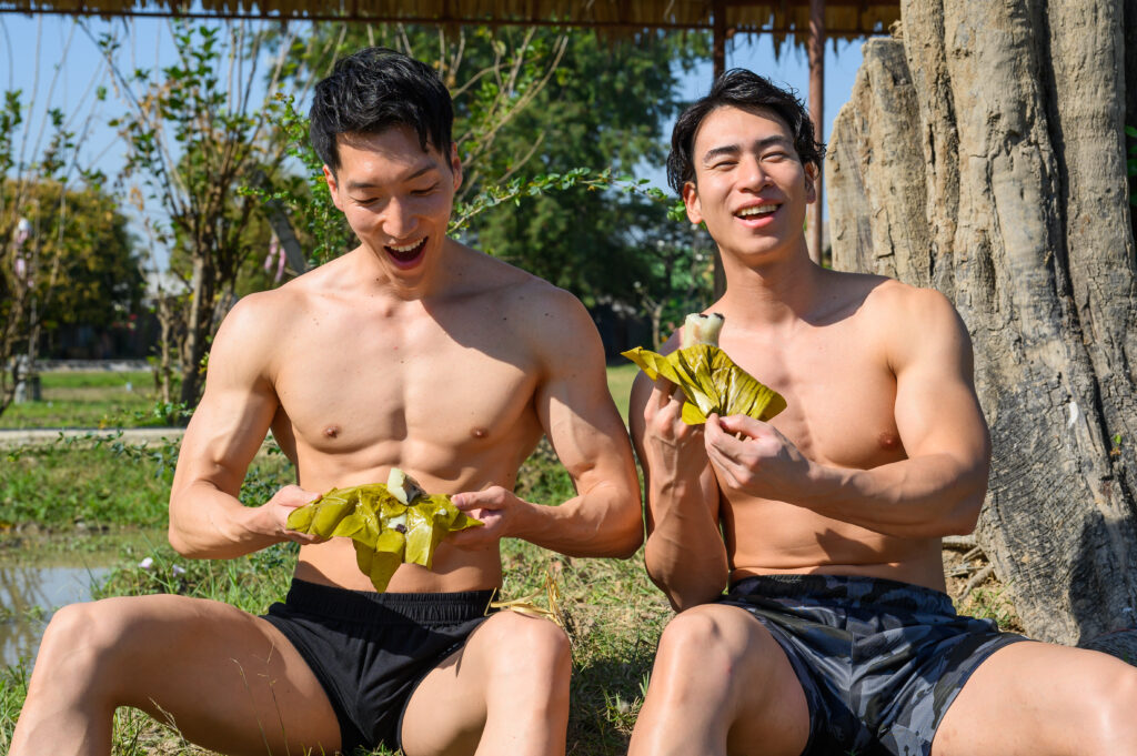 木下で粽を食べるマッチョ@farmaer muscle stock photos ปลูกข้าว　นักเพาะกาย　จังหวัดสุพรรณบุรี　ชาวนา/フリー素材　海外　タイ