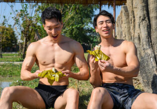 木下で粽を食べるマッチョ@farmaer muscle stock photos ปลูกข้าว　นักเพาะกาย　จังหวัดสุพรรณบุรี　ชาวนา/フリー素材　海外　タイ