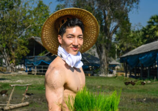 タイで田植えするマッチョ(ปลูกข้าว นักเพาะกาย นายแบบ)@フリー素材　海外　筋肉