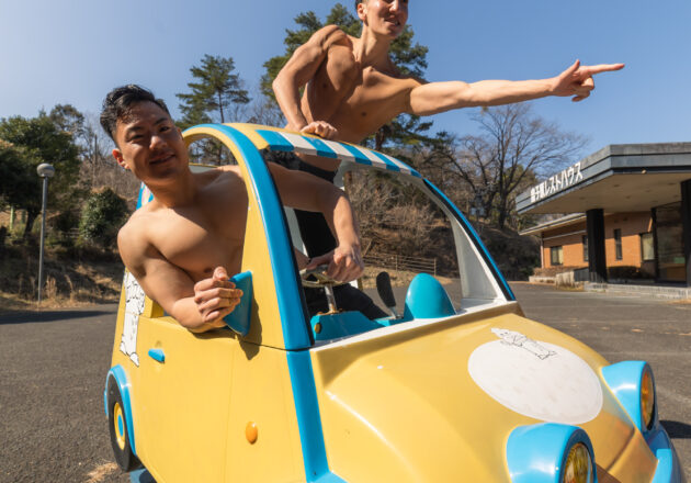 本気で車の遊具で遊ぶマッチョ@ルパン　車