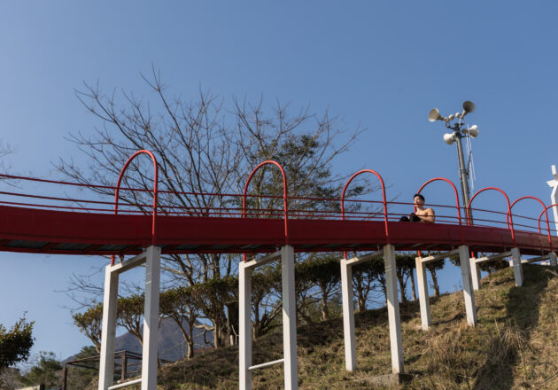 皇子原公園のマッチョ@フリー素材　滑り台