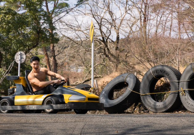 ゴーカートでコーナリングをキメるマッチョ@MUSCLE free stock photos go-kart