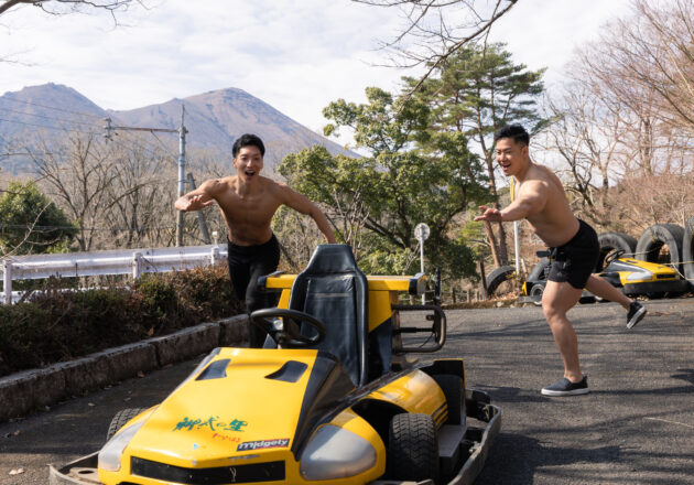 走り出した無人のゴーカートを追いかけるマッチョ@筋肉タレント