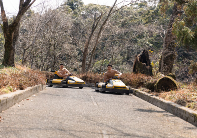 楽しくゴーカートに乗るマッチョ@ストックフォト　車　運転