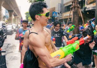 ソンクラン水かけ祭りに参加するマッチョin bangkok@สงกรานต์　ผู้ชายเซ็กซี่
