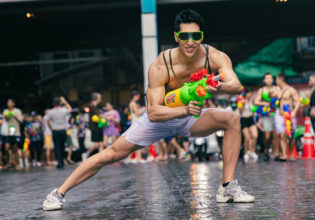 水かけ臨戦態勢のマッチョin bangkok@songkran Thailand muscleman