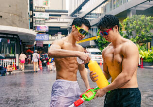水鉄砲にプロテインを充填するマッチョ@水かけ祭り　バンコク