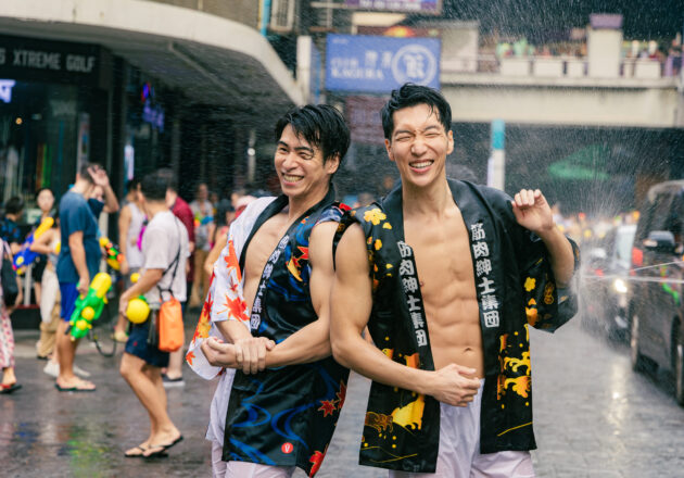 タイの水かけ祭りに参戦するお祭りマッチョ@ソンクラン　タイ