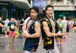 タイの水かけ祭りでサイドチェストをキメるマッチョ@สงกรานต์　หล่อ