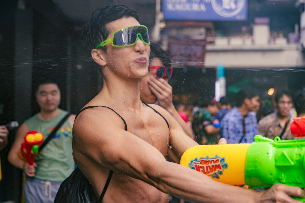顔面に放水を食らうマッチョ＠水かけ祭り　タイ