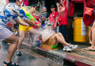 集中放水を受けて城が陥落する捨てマッチョ@box machosongkran in Bangkok