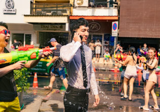 ソンクラン期間中にタイ出張に来て水かけ祭りに巻き込まれるマッチョビジネスマン@ソンクラン　バンコク