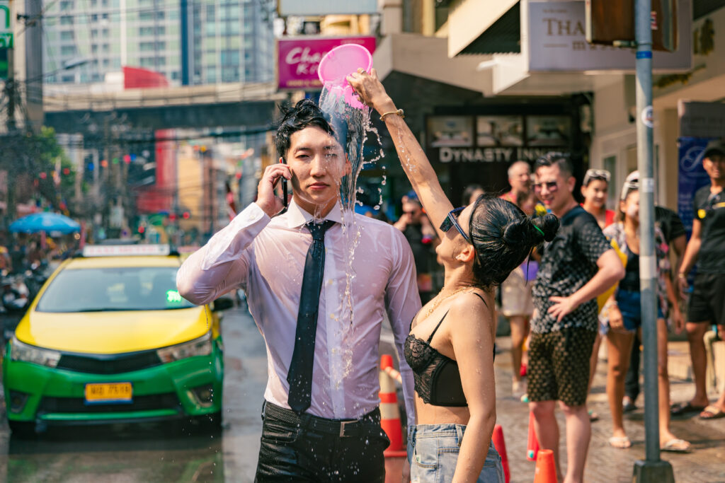 ソンクラン期間中のバンコクへ出張に来たら水かけ祭りに巻き込まれたビジネスマンマッチョ@songkran bangkok