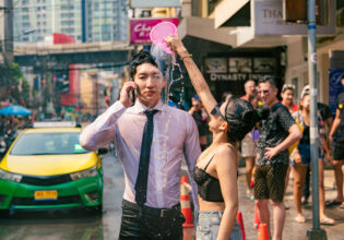 ソンクラン期間中のバンコクへ出張に来たら水かけ祭りに巻き込まれたビジネスマンマッチョ@songkran bangkok