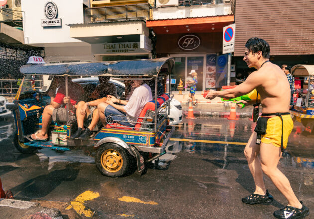 水かけ祭りでトゥクトゥク撃墜しようとするマッチョ@สถานีนานา สงกรานต์