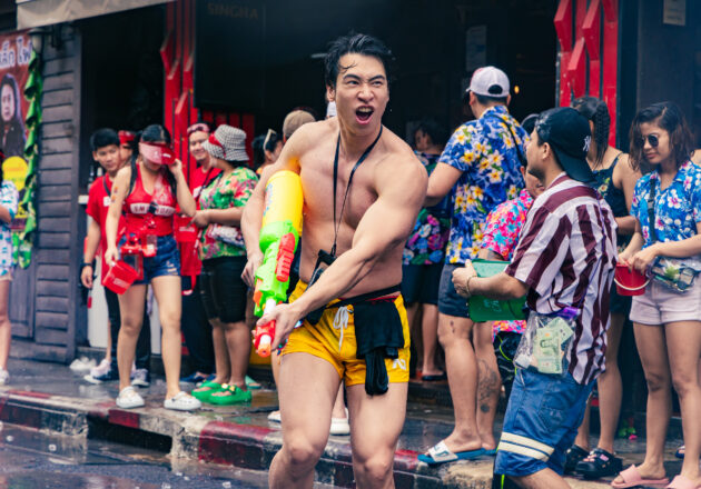 水かけ祭りで孤軍奮闘するマッチョ@สถานีนานา สงกรานต์