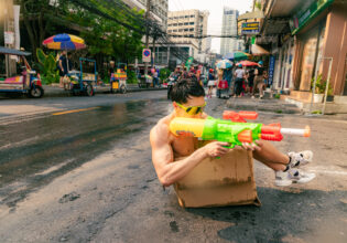 ソンクランに捨てマッチョ@box macho at songkran in Bangkok