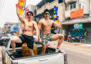 ピックアップトラックでチェンマイのソンクラーンフェスティバルに参加するマッチョ@สงกรานต์　ผู้ชายเซ็กซี่